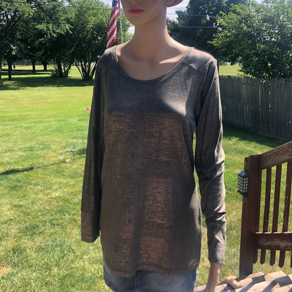 🎀2 for $12🎀 Shimmer Tee Size M